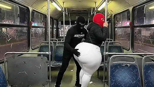 Latina mit dickem weißem hintern im bus endet mit weißem tanga
