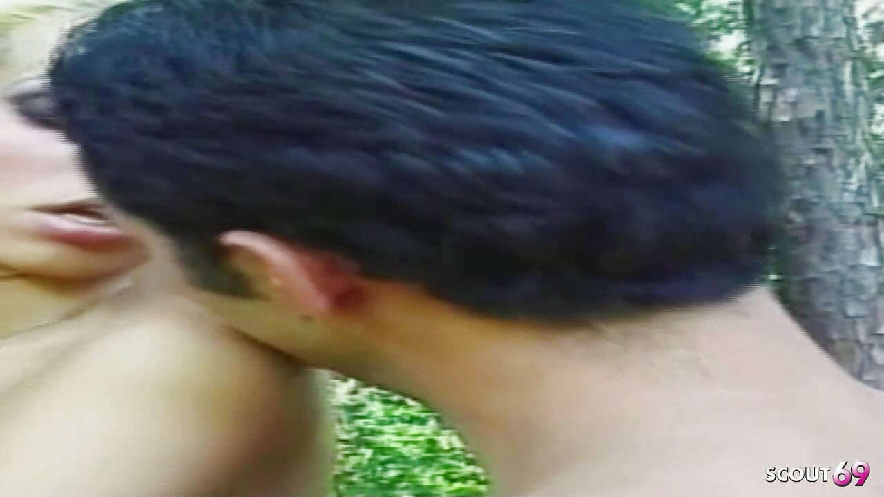 Une trans blonde sexy se fait séduire dehors pendant les vacances et se fait sodomiser