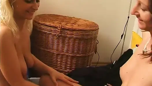 Amateur-lesben lecken sich gegenseitig den busch