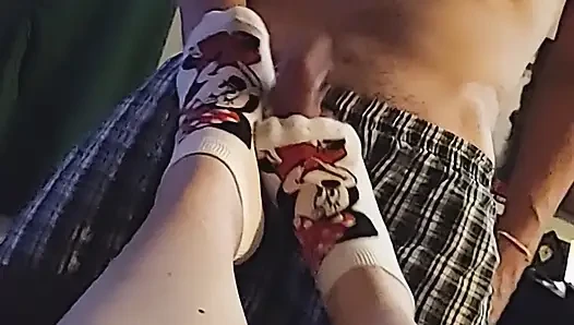 Disney sockjob - footjob kaus kaki minnie mouse - ngocok kontol dengan kaus kaki warna kuning - muncrat