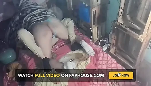 Под одеялом я целую ее и прикасаюсь к ней