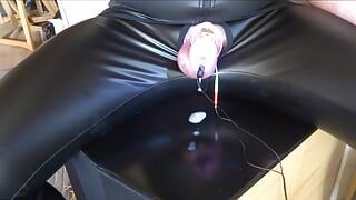 Elektro Sperma melken mit rosa Schwanzkäfig