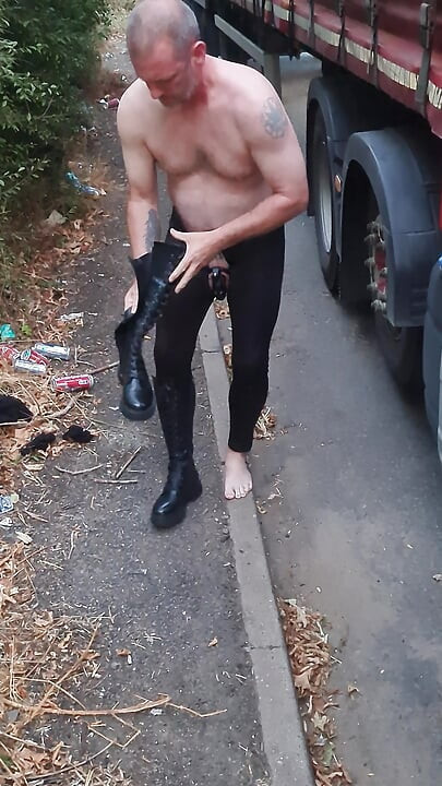 Kurac zaključao sissy i puši dildo na otvorenom