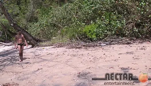 Saya Mengajak Bibi Saya Berjalan-jalan Di Pantai Dengan Niat Dia
