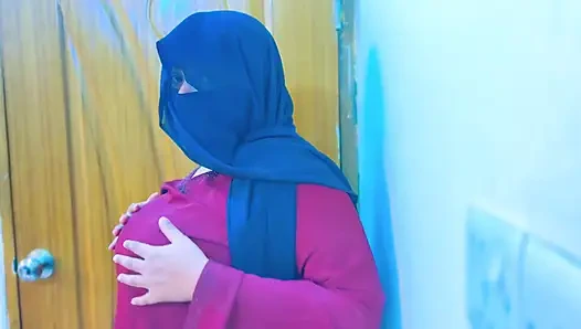 Ägyptisches heißes zimmermädchen wird super geil und beginnt mit masturbieren im büroraum &chef beginnt handjob von saw sie