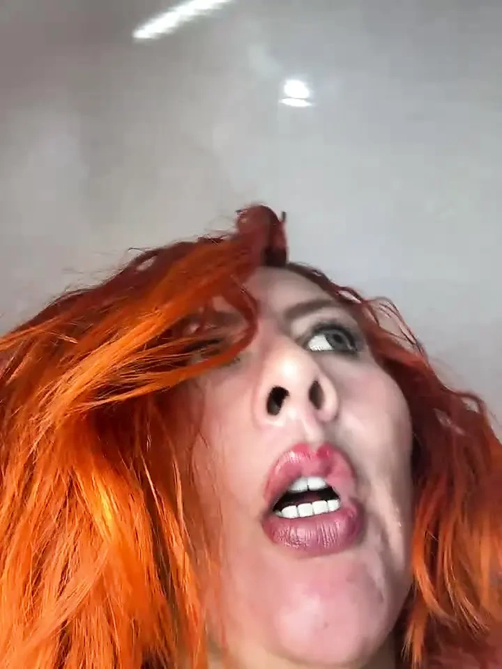 Niki là một con điếm phun nước bẩn thỉu