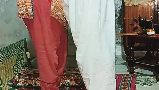 Üvey kız kardeş boşalmaktan bıktığı için üvey erkek kardeşinden yavaşlamasını istiyor