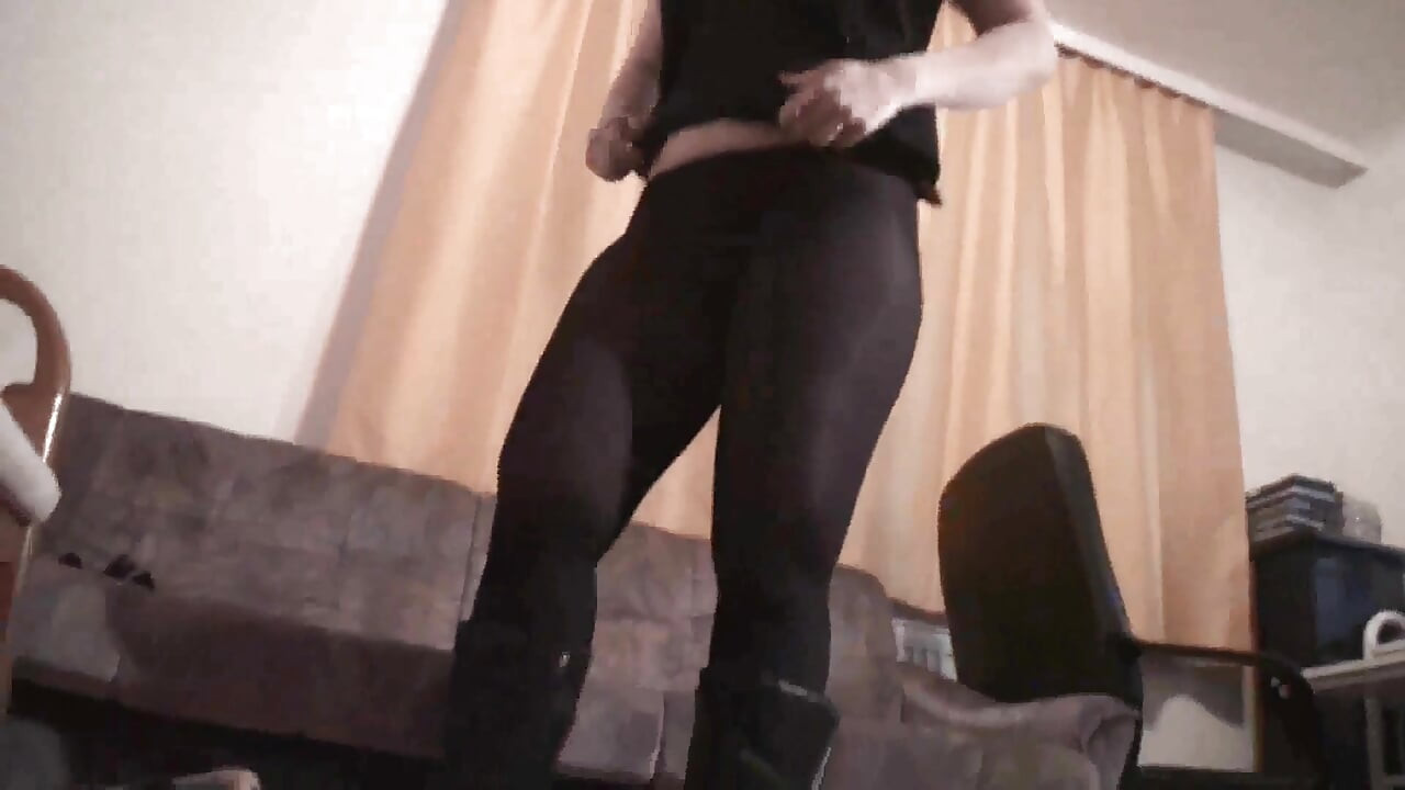 黒いパンストで奴隷の顔の上に座っている