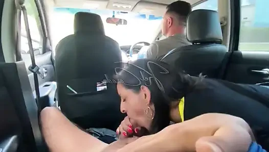 Sie gab ihre muschi im fahrenden auto