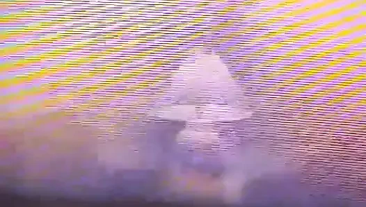 Sie liebt es, mit spielzeug zu spielen und schwanz zu lutschen