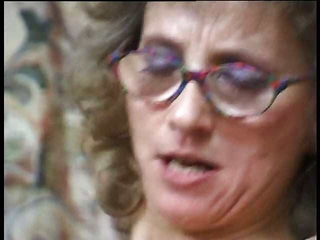ストッキングを着たSpex Gilfが彼女の毛の商品を犯される