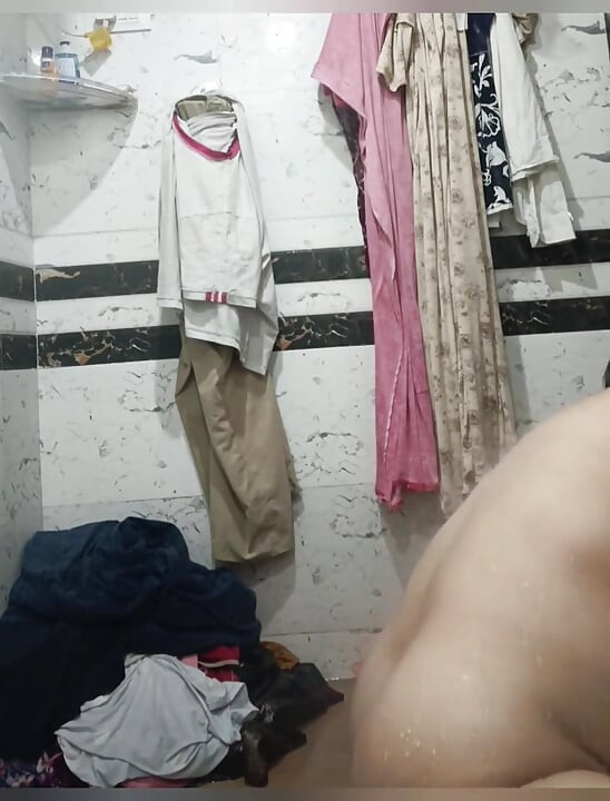 Priya india en video de baño limpio