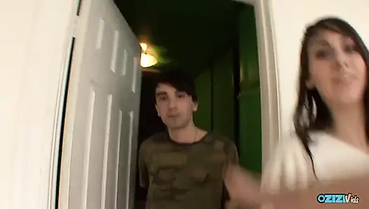 Seks anal kedua kekasih sange ini benar-benar luar biasa dan menghibur