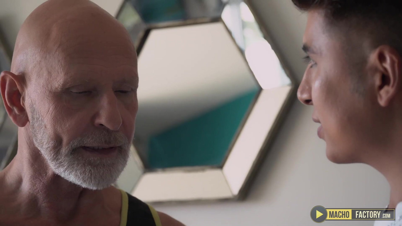 超级性感的爸爸benedictus得到一个大玩具和大鸡巴插他紧致的屁股