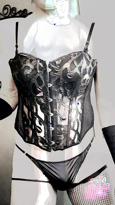 Sissy TS Kandi Cockslut σε κορσέ και τακούνια PMV