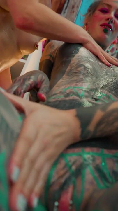 Lesbian bertatu berminyak Berkongsi Keseronokan Logam | Klip 2