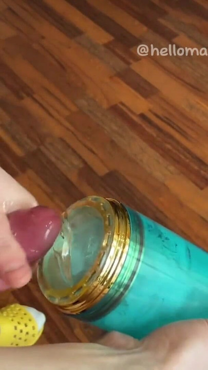 「このおもちゃは私のチンポを新しいHoneyPlayBoxで巨大な精液を食べます。初めての対処の試み」の壮大な瞬間