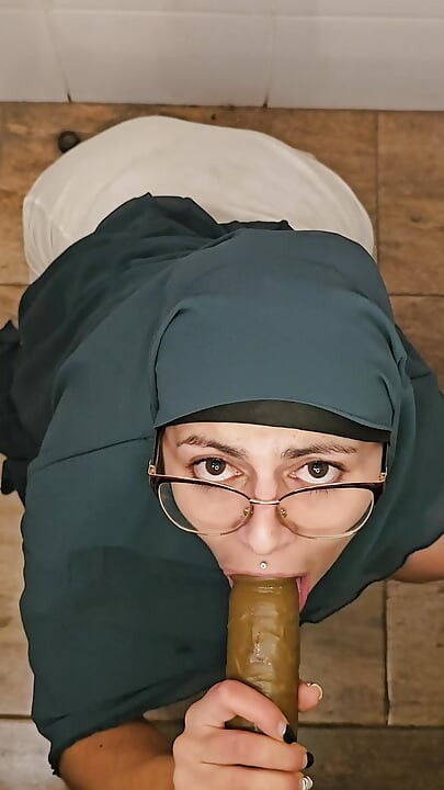 POV zuigt grote zwarte lul dildo Mia Niqab