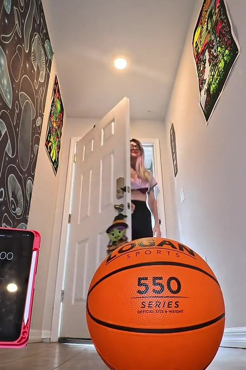 6'7 Tall Goddess One-handed Basketball Hold Challenge How Long Can These Huge Hands Dominate?