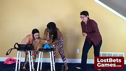 Striptiz korsan penguenleri kazıkları yüksek