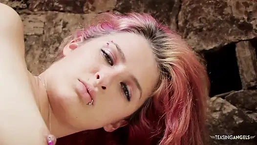 Schönheit mit rosa haaren bekommt ihre muschi gefickt und geleckt