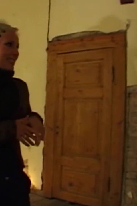 สาวผมบลอนด์ถูกมัดในการเล่นเชือก BDSM สุดมันส์