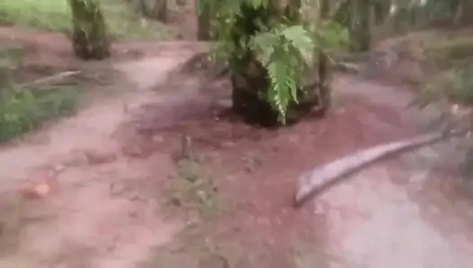 Ibu mertua bermain tarzan di hutan kencing