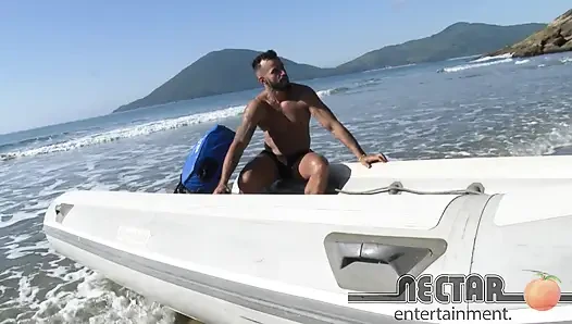 Pirang Di Pantai: Lihat Ikan Tenggiri Ini Mengambil Aya Di Pantat Dan Susu Di Wajah