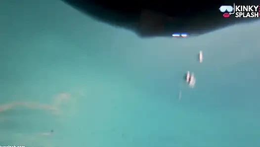 Nachtschwimmen in latex-badeanzug &vollgesichtsmaske