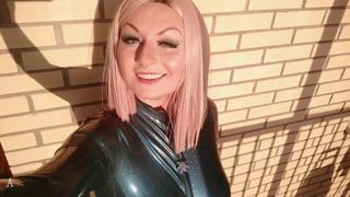 Latex-Selfie-Video mit MILF-Fetisch-Model Arya Grander