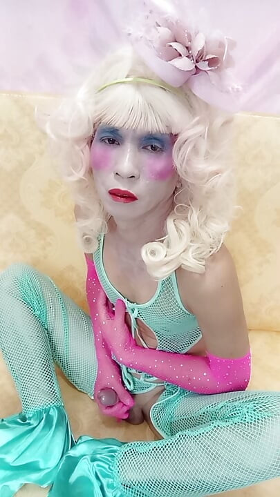 Oanh Le transgender bär sexiga kläder porn leker med en konstgjord burk