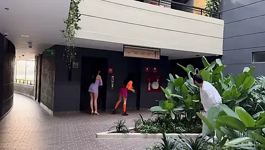 Daphne and Velma Catch the Monster - Halloween Special