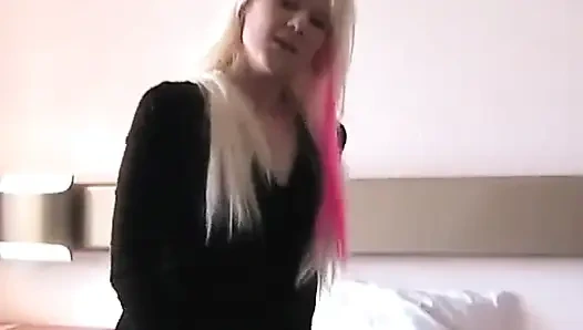 Uzun sarı saçlı ve vücuda güzel bir genç