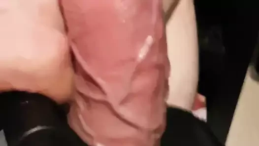 Boşalmak için sopayla sikişiyor
