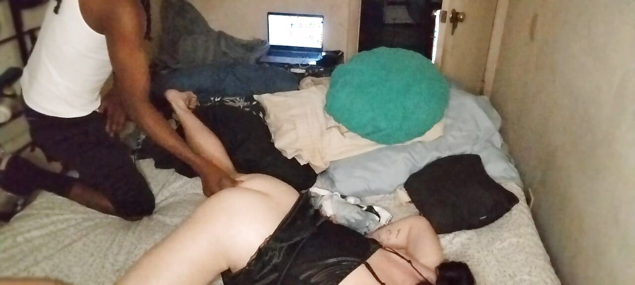 Un homme sexy vient chez moi.