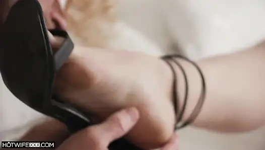 Olive обрабатывается ее мужчиной-игрушкой