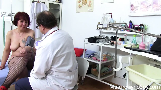 Mature gyno  - kinky gynecologist records his mature chubby female patient on a cam
