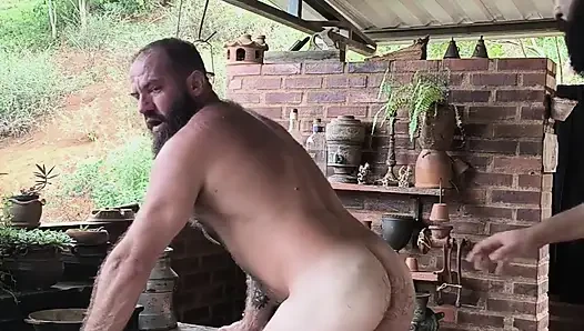 Sakallı Amca Mineiro Ile Karışıyor., Öpücükler, Emmek.