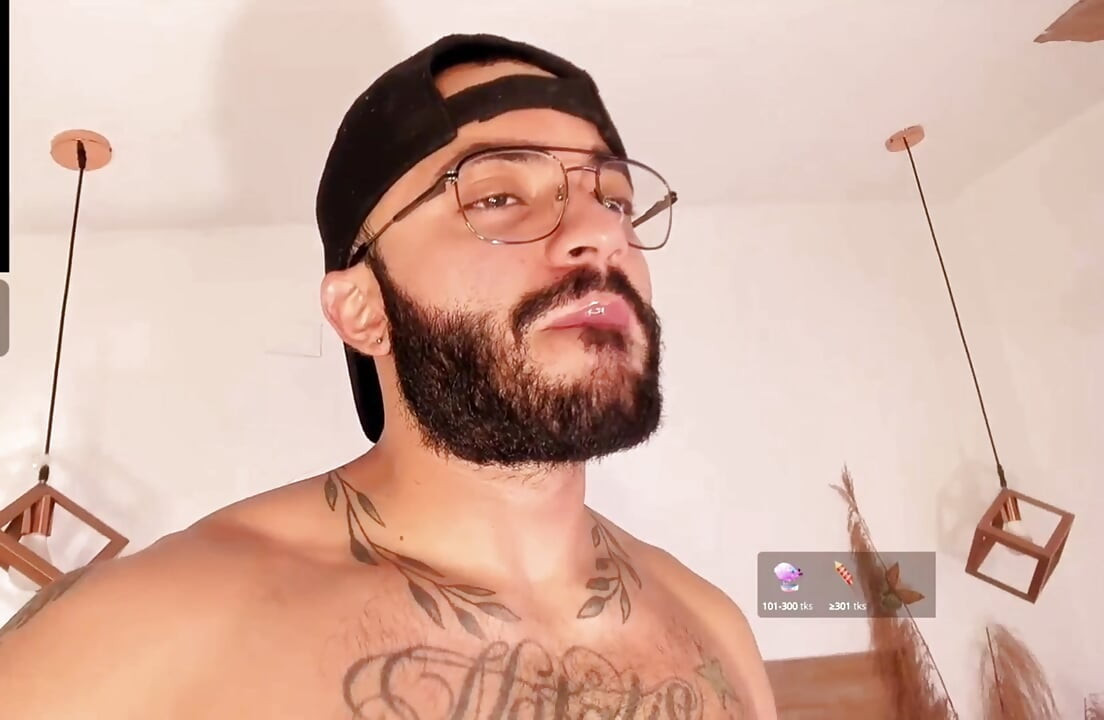Show: Webcam, bearded and sensual man.