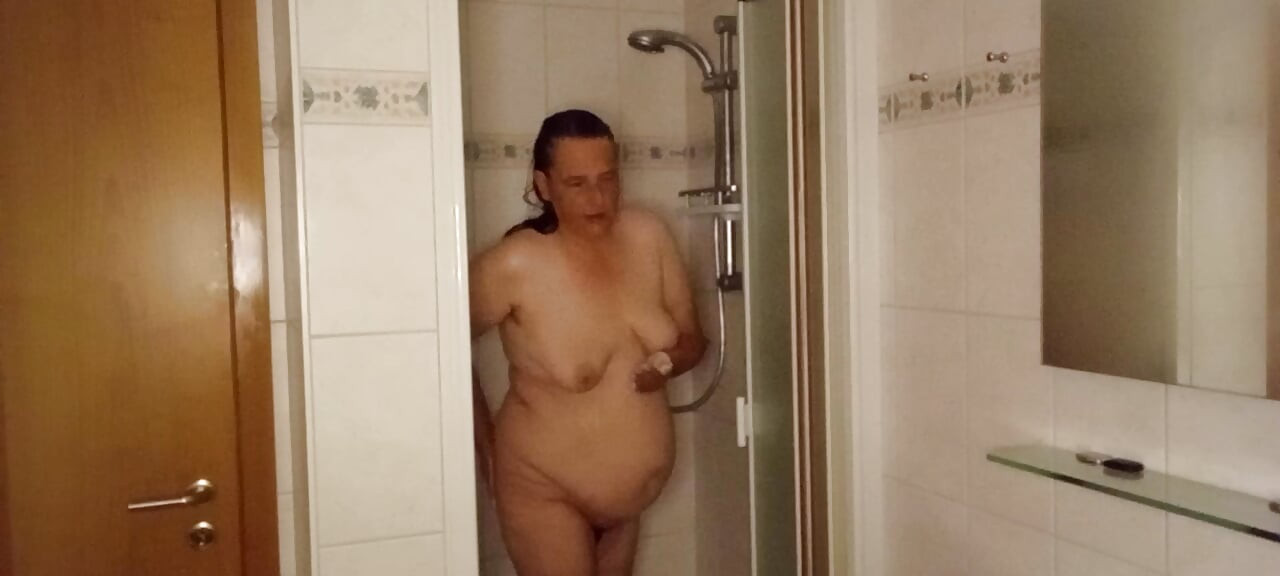 Fette Deutsche 53 unter der Dusche – Dicker Hängebauch & Hängebrüste
