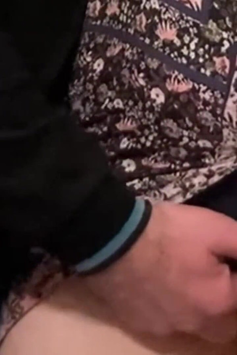 Seksi MILF Metroda Klitorisini Ovuştururken Alıyor
