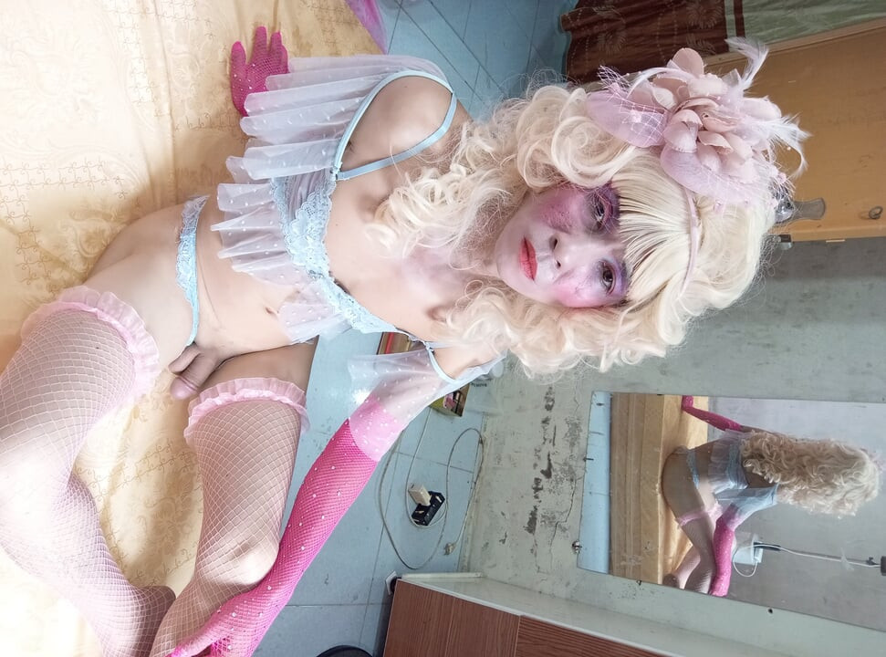 transseksualna Le ubrana w seksowne ubrania porno grając na stojąco.