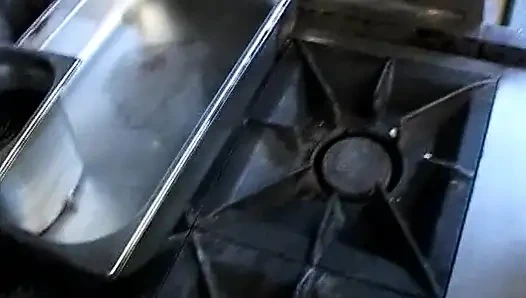 Дикая французская крошка ублажает два члена во время работы на кухне