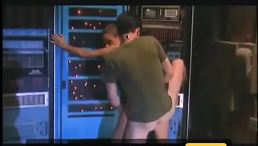Azgın adam kontrol odasında bebeği sikmeden önce kızın göğüslerini yalıyor