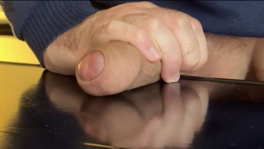 Man kreunt terwijl hij zijn eigen hand neukt en vies praat tot een intens schuddend orgasme
