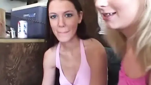 Pesta seks liar untuk dua pelacur muda seksi yang nakal