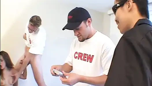 Грязная юная блондинка с вялыми сиськами и светлыми волосами, Roxy Jezel любит сосать трех донгов одновременно