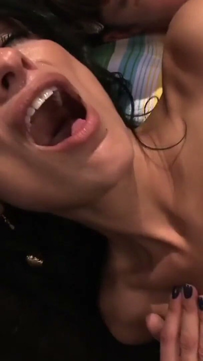 Schwarzhaarige Milf praesentiert mir ihre geile dicken Titte | Clip 3
