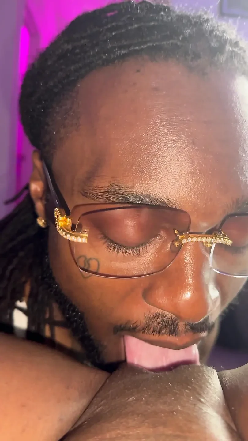 我的丈夫舔我的阴户直到我射精