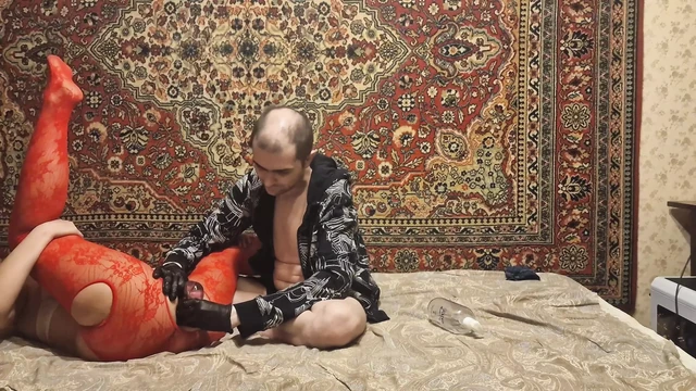 Ее трахнули во все дырки в ее киске и задницу длинным мясистым дилдо от мужского двойного проникновения